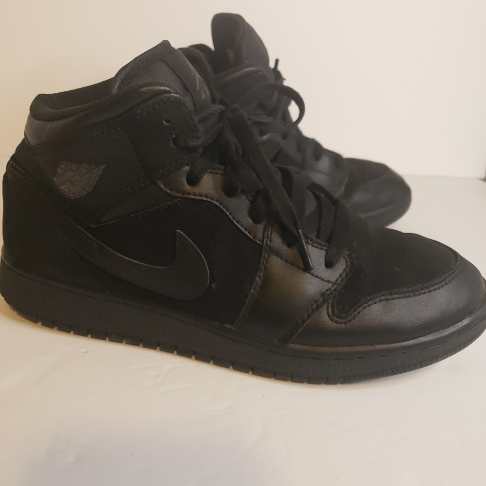 NIKE Air Jordan 1 Retro 554725 050 Triple Black Youth Shoes Size 7Y - Womens 8.5